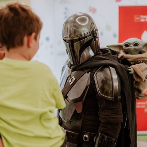El Mandaloriano y Grogu visitan a niños en Madrid por el Día de Star Wars