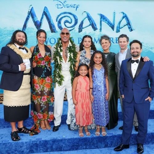 Dwayne Johnson y el elenco celebran el estreno de "Vaiana" en el Hollywood Bowl