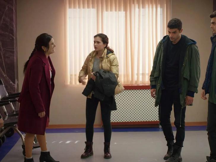 'Hermanos': Berk y sus amigos agreden a los Eren, dejando a Orhan en estado crítico