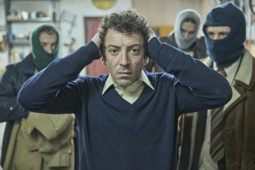 Movistar Plus+ lanza la serie 'Por cien millones' el 26 de marzo