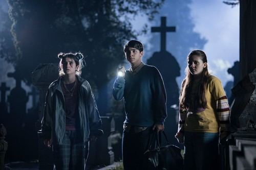Los Muértimer lanza su tráiler: misterio y humor en un cementerio